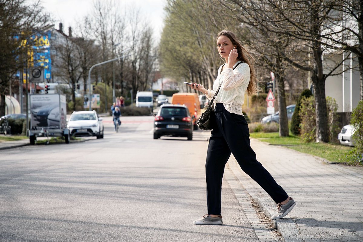 allianz_de's tweet photo. Musikhören beim Gehen? Keine gute Idee! Viele Verkehrsunfälle mit Fußgängern passieren durch Ablenkung, belegt #Allianz #Fußgängerstudie. #AZT #Fußgänger #Straßenverkehr #Sicherheit https://t.co/tAEfgHRP82 https://t.co/cR1csBKKTx