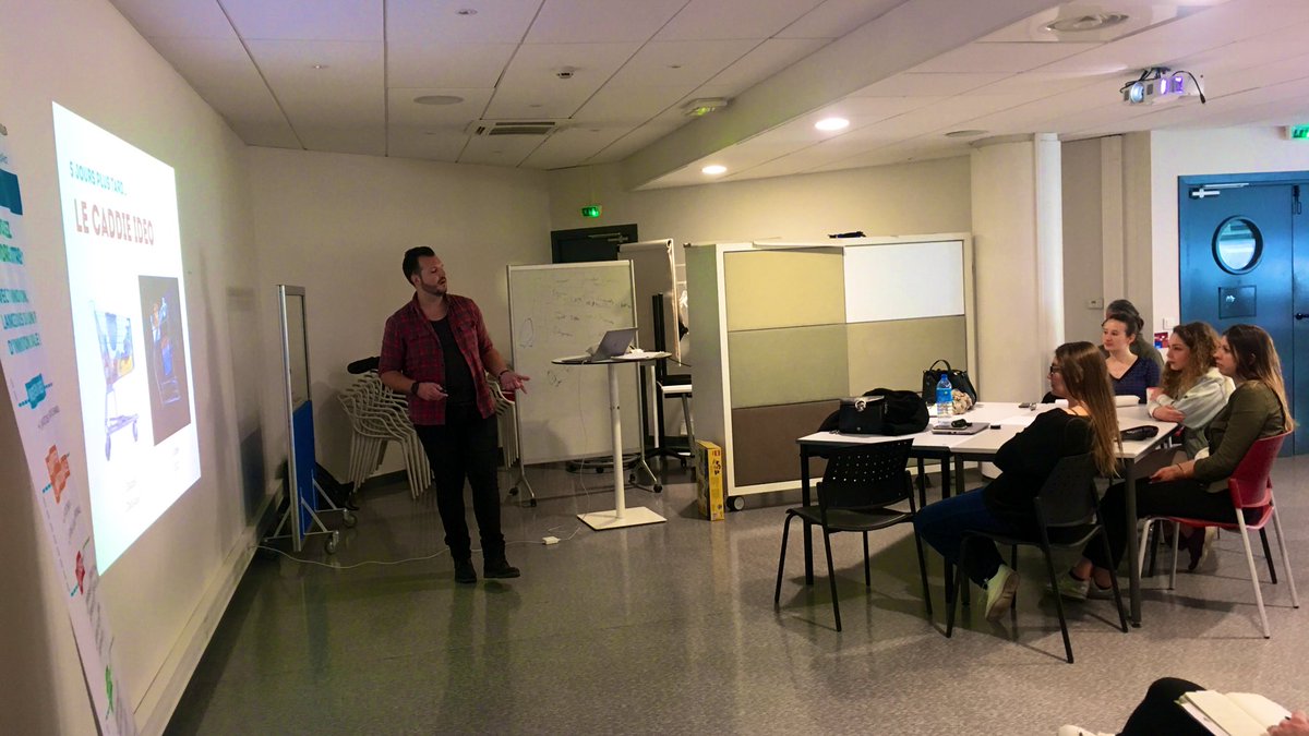 ThomasGabelle's tweet photo. Aujourd’hui c’est atelier design thinking dans son projet ESS avec @kevinpardo pour @TVT_Innovation https://t.co/qtzgb9Rl1c