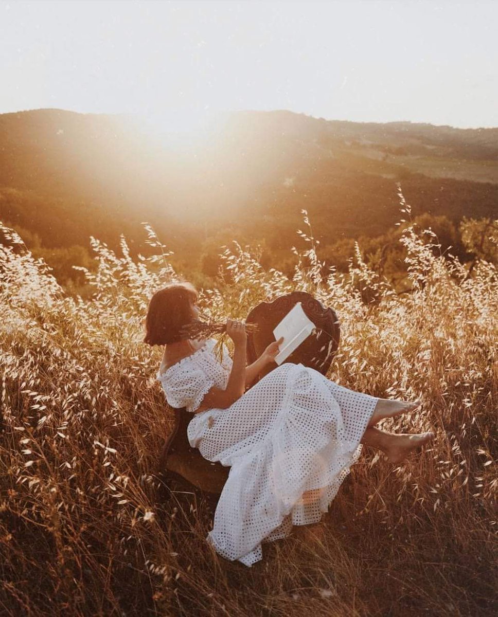 ورقيقة كانت خدش الحرير بخدّها
نبضَت عروقها طُهر ماءٍ لا دِماء
يومًا رآها الخَلق ثم تساءلوا
هبط القمر؟ أم ارتَقينا للسماء ♩❥

.

.