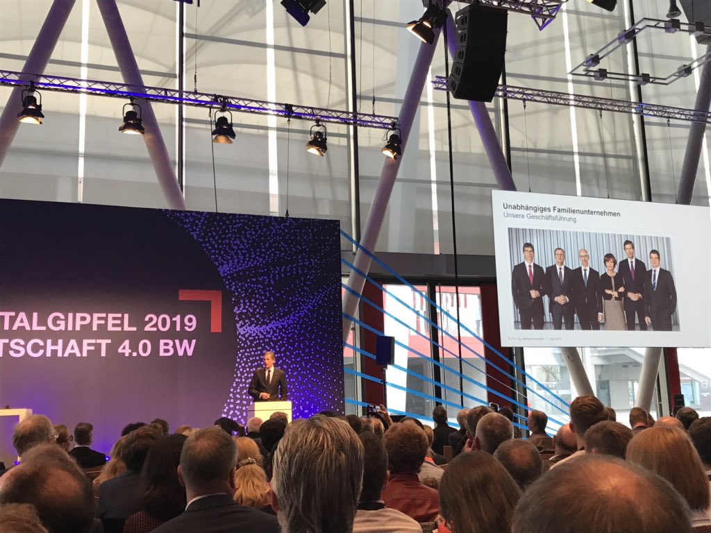 AndreasWitt17's tweet image. @TRUMPF_News CDO Mathias Kammüller in der Carl Benz Arena auf der Bühne. Sein Thema: "Zwischen Tradition und Disruption - die digitale Transformation bei TRUMPF" #digitalBW #digitalgipfel2019