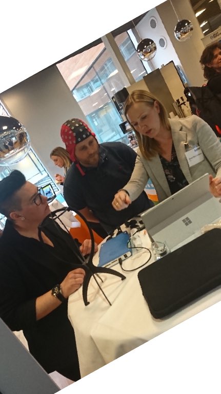 AnnaAnund's tweet image. Demonstration VTIs new EEG recording system at the SAFER event. So many channels are needed to understand what is happening in a sleepy or distracted brain. The VTI Human Factors group will focus on this in the future aiming at  saving lifes. #vtisweden #safer