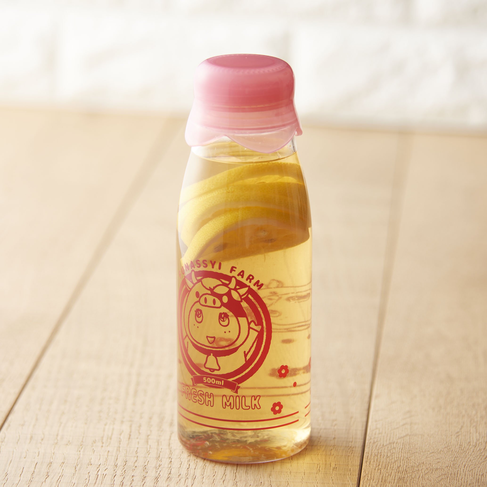ふなっしーland公式webshop 4 13 土 10時 新商品 まるで牛乳 瓶 500mlクリアボトルが登場 果肉や茶葉をこして飲めるスリット付きなので ちょっとオシャレにレモンとティーを入れて持ち歩いたり 使わないときは外してok ふなっしーミルク瓶風