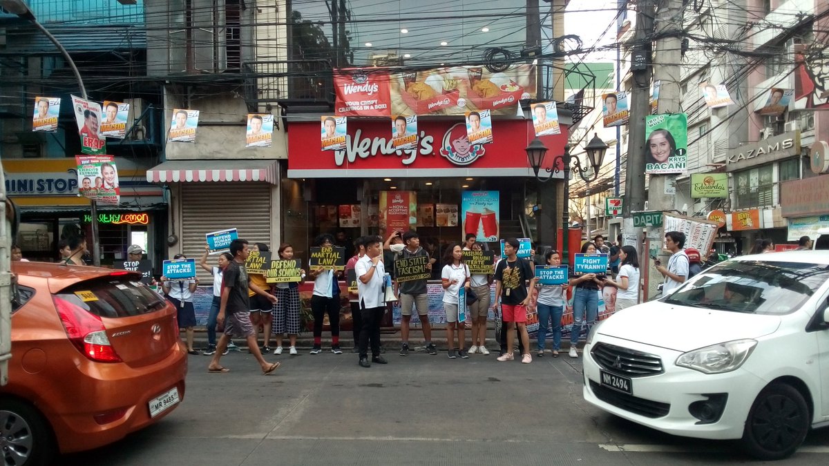 LFSUST's tweet photo. Kasalukuyang nagsasagwa ng isang quick response protest ang mga Tomasino upang ipanawagan ang katarungan para sa pamamaslang kay Datu Kaylo Bontulan ng berdugong militar!

Mga Tomasino, sumama sa pagkilos dito sa Gate 11!

#EndMartialLaw
#JusticeForDatuKaylo
#EndAerialBombardment https://t.co/4TpshLR2EH