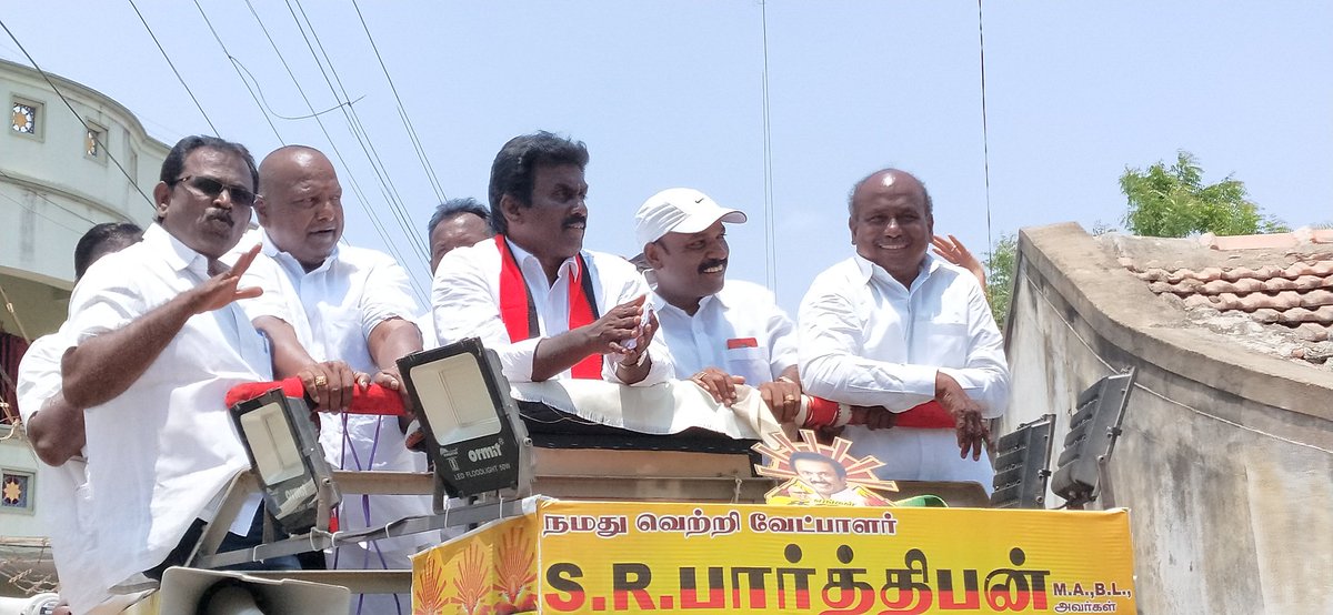 AjithApj5's tweet image. இன்று சேலம் நாடளுமன்ற வெற்றி வேட்பாளர் #அண்ணன்_எஸ்_ஆர் #பார்த்திபன்  அவர்கள் #அழகாபுரம் #4வதுகோட்டத்தில்  வாக்கு சேகரிக்க வந்தார்.   அப்போது  சேலம் மத்திய மாவட்ட கோட்ட கழக செயலாளர் #அண்ணன் #ஜெ_தினகரன் அவர்கள்  சார்பாக சிறப்பான வரவேற்பு கொடுத்து வாக்கு சேகரித்த போது.