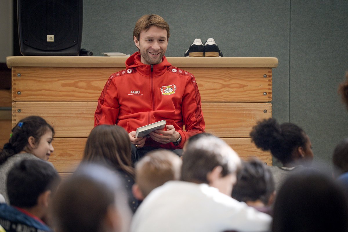 bayer04fussball's tweet photo. Der Vorleser! 🤓📚

Unser Sportdirektor Simon #Rolfes ist Pate bei „#LEVliest“ und hat gestern Morgen im Rahmen der Buchwoche den Kids der GGS Dönhoffstraße vorgelesen. 🗣️ https://t.co/Rnc4GxSslO
