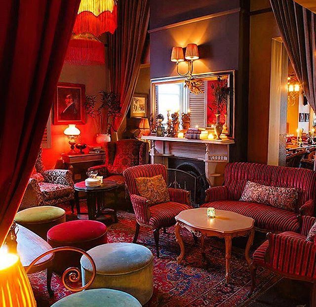 KloofStrHouse's tweet image. We get so many bookings for graduation celebrations - and it’s such an honour being chosen to help you mark those huge milestones in your life. Our beautiful fire places will be lit soon with winter slowly approaching - come keep warm and celebrate with us 🤩 #kloofstreethouse