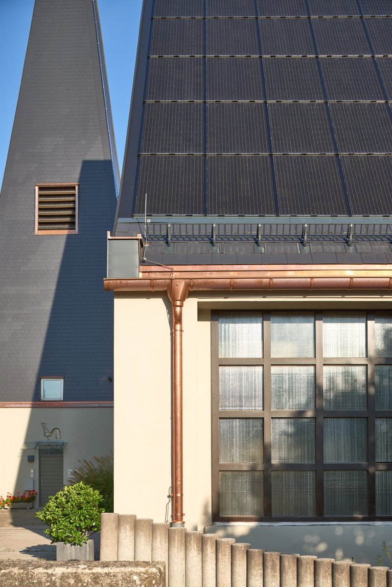 solarwattDE's tweet image. Ausgezeichnet im Design, das sind unsere In-Dach-Module EasyIn. Sie sind nicht nur schön auf dem Papier, sondern vor allem auf dem Dach.
#GermanDesignAward2019 #Photovoltaik #InDachModule