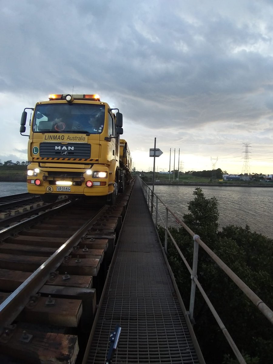 Sunset rail milling while crossing the South Channel Hunter River 🌊 in Newcastle/Australia on our „Reset your clock for re-railing“ mission 🕐🚊
Removing severe RCF to increase asset life, improve wheel rail interface and recycle ♻️ the removed metal
#linmag #railmilling