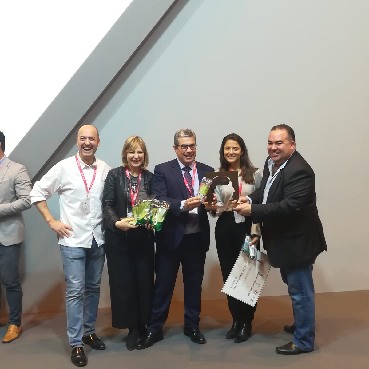 GrupoGourmets's tweet photo. ¡Ya tenemos ganador del Premio a la Innovación! El galardonado es la marca Comfresh que ha ha creado unos wraps de lechuga frescos e ideales para comer en cualquier momento #SG19 https://t.co/DeJ8aOJHga
