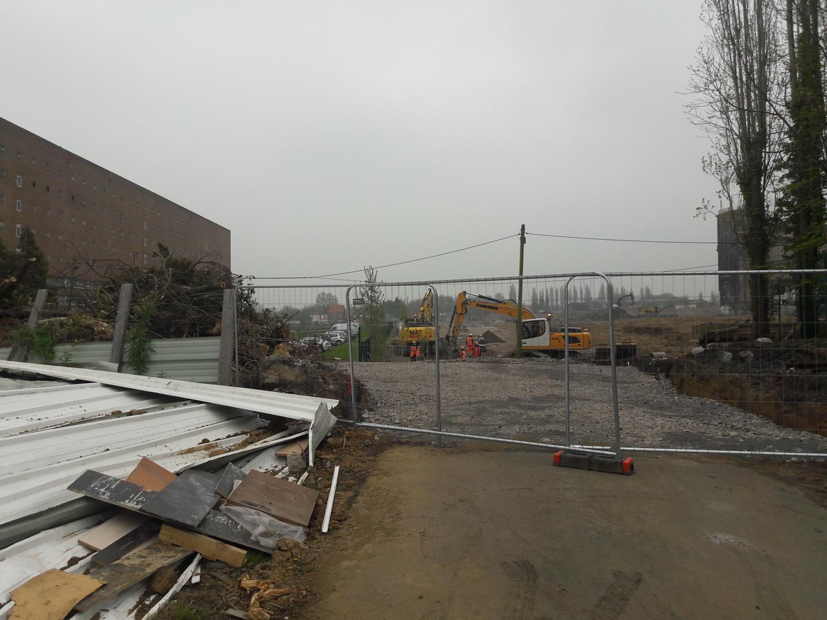 jeanderoi's tweet photo. Fin de rue de Constantine, se dessine la rue pour le parc d'entreprise de la #lainiere, un projet de @MEL_Lille sur @roubaix & @Wattrelos. A droite, où les rails de l'ancienne voie de chemin de fer sont visibles un futur chemin de promenade à pied et à vélo. #Echo #QuartiersNord https://t.co/MFAmOhzCki