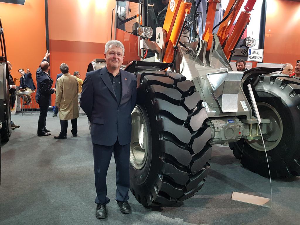Baugewerbe_Mag's tweet image. Manchmal passt so eine #Baumaschine nicht ganz ins Bild. Hier Leiter Marketing Vertrieb Holger Wagner #weycor mit dem #Radlader AR 680. Dessen Schaufel (außerhalb des Bildrands) fasst 3 kbm. #bauma2019 @baumaOfficial
