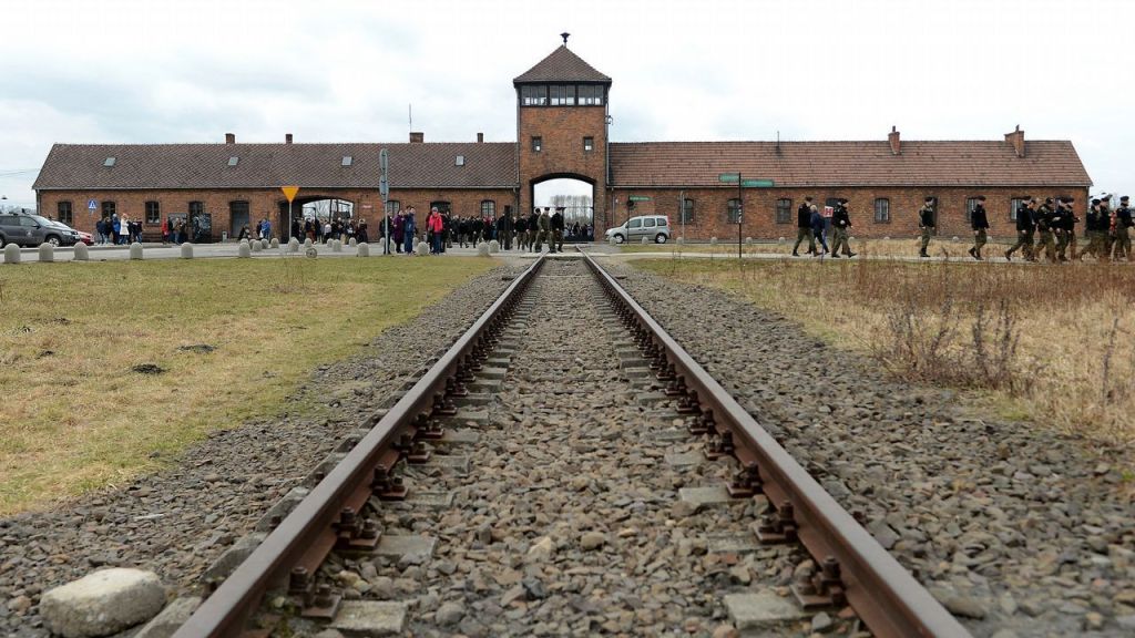 Ohre2016's tweet photo. LAS REPARACIONES DE GUERRA QUE POLONIA EXIGE A ALEMANIA MONTAN A 900.000 MILLONES https://t.co/mDAorEBy5V https://t.co/yZaguNUToI
