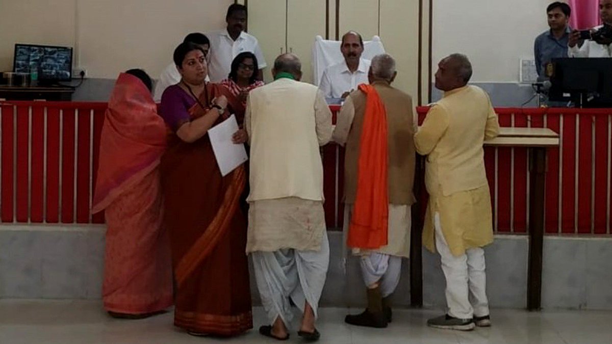 LoudIndiaTV's tweet photo. #BREAKING  : #Amethi में केंद्रीय मंत्री @smritiirani ने किया नामांकन @chauthiduniya @RahulGandhi @priyankagandhi @narendramodi @rajnathsingh 

 Read More: https://t.co/I9j6xUAbQY

#LokSabhaElections2019 #IndiaElections2019 #ElectionsWithChauthiduniya #ElectionsWithCD https://t.co/andg2xHhs9