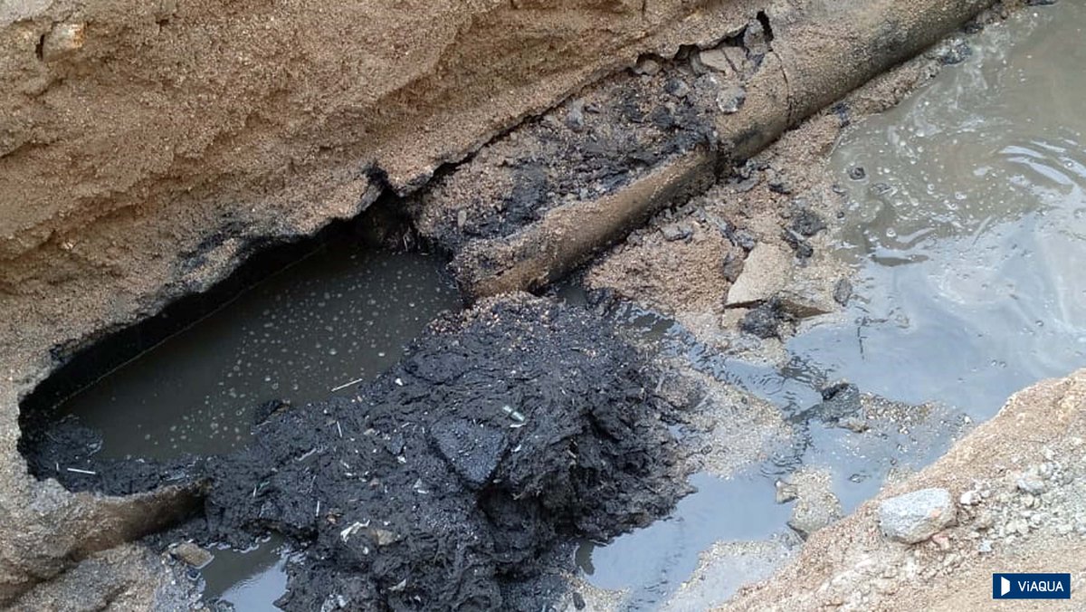 O #MonstruoToallitas é real! Onte retiramos 2 toneladas de #toallitas na zona de #Barbadás. Tivemos que romper unha canalización para poder limpar un tapón de 4 m producido por este produto. Recorda as toallitas van ao lixo 🚮 non ao 🚽! #ToallitasNON