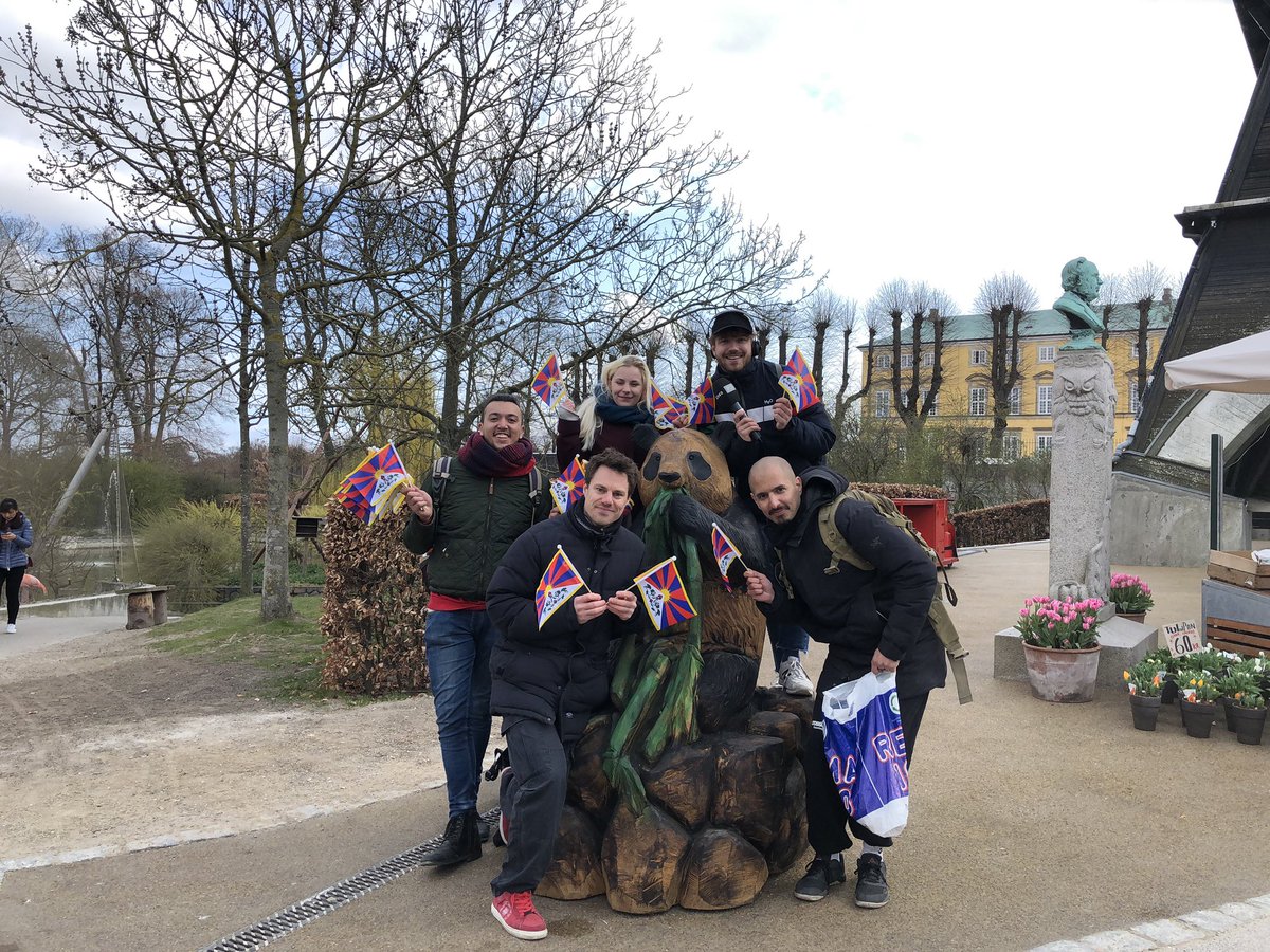 AStjernholm's tweet photo. Sammen med disse dejlige hoveder - og en del glade @CopenhagenZoo gæster fik vi igen i dag gjort opmærksom på ytringsfriheden i forbindelse med pandaerne. 

#dkpol #dkpanda #hvorforikke https://t.co/lRk4oLCruN