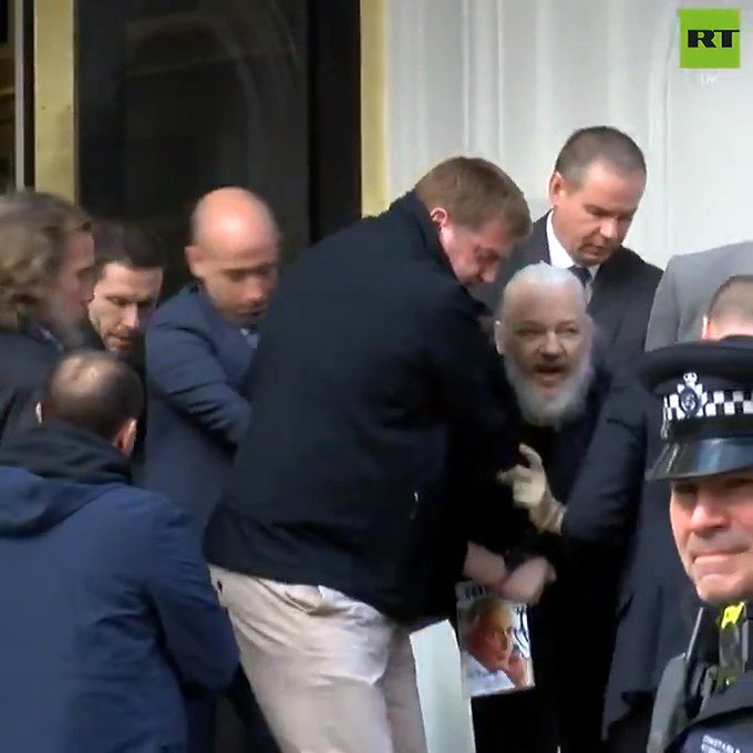 D33QKzEXoAAmrT5?format=jpg&name=small Julian Assange foi detido na Embaixada do Equador em Londres