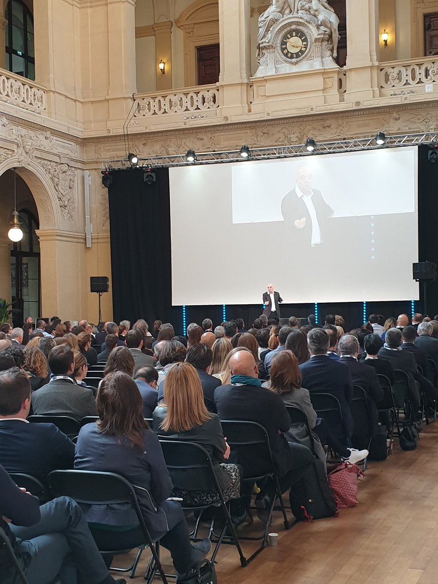 Le #PalaisdelaBourse reçoit le #FORUMDIMO pour 2 jours. Un grand merci à #PhilippeCroizon. Une salle de la Corbeille remplie d'émotions !