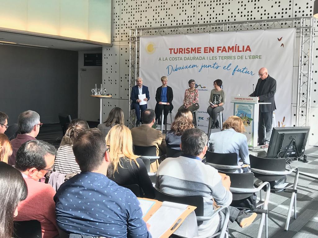 visitsalou's tweet photo. ✈️ #Salou participa ─dins el projecte de #PlatjaInnovadora─ a la jornada de treball de "#PECTTurisTIC en família" de la #CostaDaurada i les #TerresdelEbre que se celebra avui a Reus https://t.co/iEOex8Ky0N