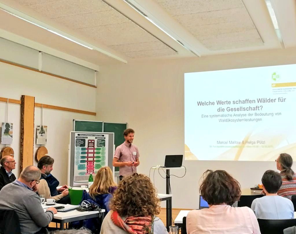 EFIForestPolicy's tweet photo. Marcel Mallow @BOKUvienna @EFIForestPolicy forscht zur Frage welche Werte schaffen Wälder für die Gesellschaft? 🤓 und analysiert die Bedeutung von Waldökosystemleistungen 👩‍🏫 https://t.co/BNa3wrtFzv