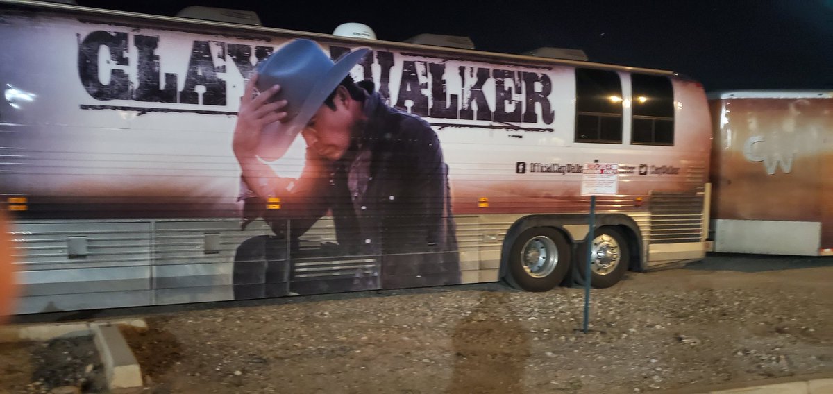 LeyFelicia's tweet photo. @ClayWalker look what I found behind dennys and met one of your crew members that's awesome https://t.co/JriSmA7esp