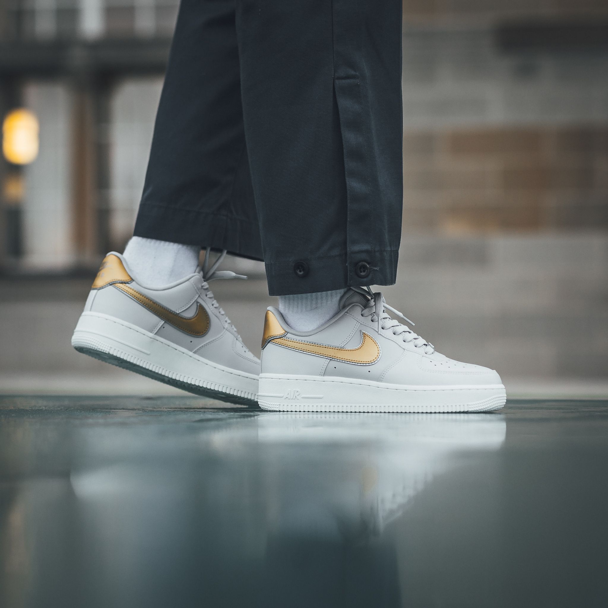 Nike Air Force 1 '07 sneakers in white and gold metallic