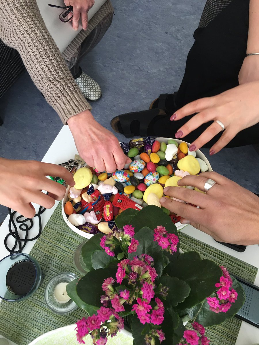 Påsklovet är snart här! 🙏🏻 😋 Vi startar upp lite tidigare i personalrummet. Tack! #töjnaskolan 🐥🐣🐓💐