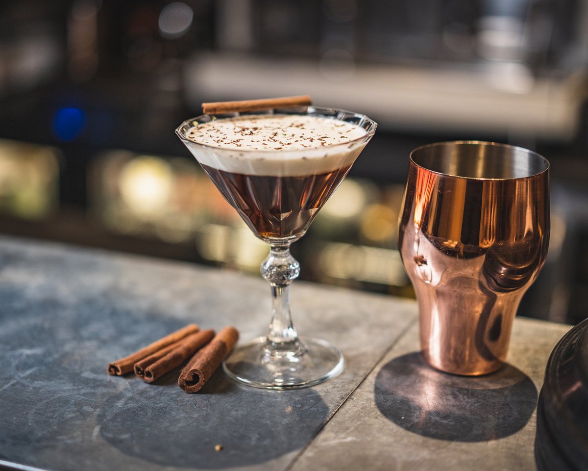 thehattusa's tweet photo. Friday is around the corner, so we're celebrating early, which means cocktails are a must. Have you tried our Bramble?
#cocktails #cocktailparty #cocktailtime #cocktailsofinstagram #bramble #bramblecocktail #cocktailoftheweek #cocktailoftheday #specialdrink #cocktailporn https://t.co/KWLU0fuZe3