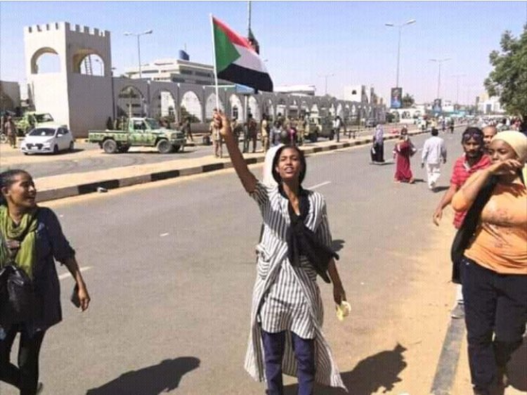 houno6's tweet photo. Au #Soudan🇸🇩,durant la contestation d’un régime dictatorial, les femmes sont au premier rang. 
      Vive la révolte populaire. https://t.co/sFCYvw1KtV