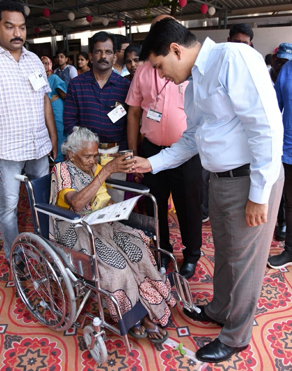 EG_Collector's tweet photo. District Election Officer brought a elderly citizen in wheel chair to Polling Station 53 in Kakinada constituency East Godavari District.
#CEOandhra
#EG_Collector
#GotInked
#MyVoteMatters
#DeshKaMahatyohar
#LoksabhaElection2019
#GoVote
#GoCall
#MyVoteQ https://t.co/iDjMpxpr7E