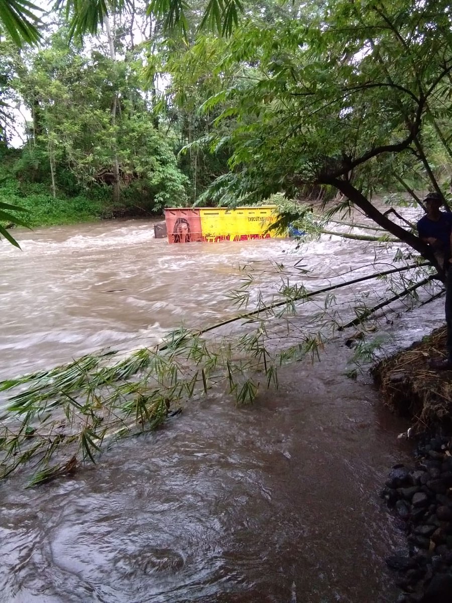 Kali opak banjir 1 turuk hanyut di tamanmartani ,kalasan