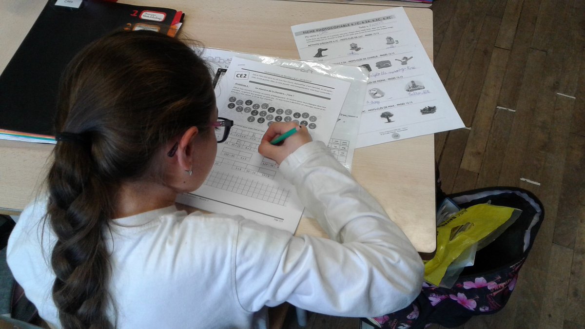 EcoleStPlaisir's tweet photo. La circonscription Moulins1 a créé challenge maths, et nous y participons avec de nombreuses écoles. Le but est de résoudre des problèmes en groupe.  #Mathématiques #challengemaths @1Moulins Astrid, Solène, Garance et Donovan https://t.co/4D9Uvl1b9e