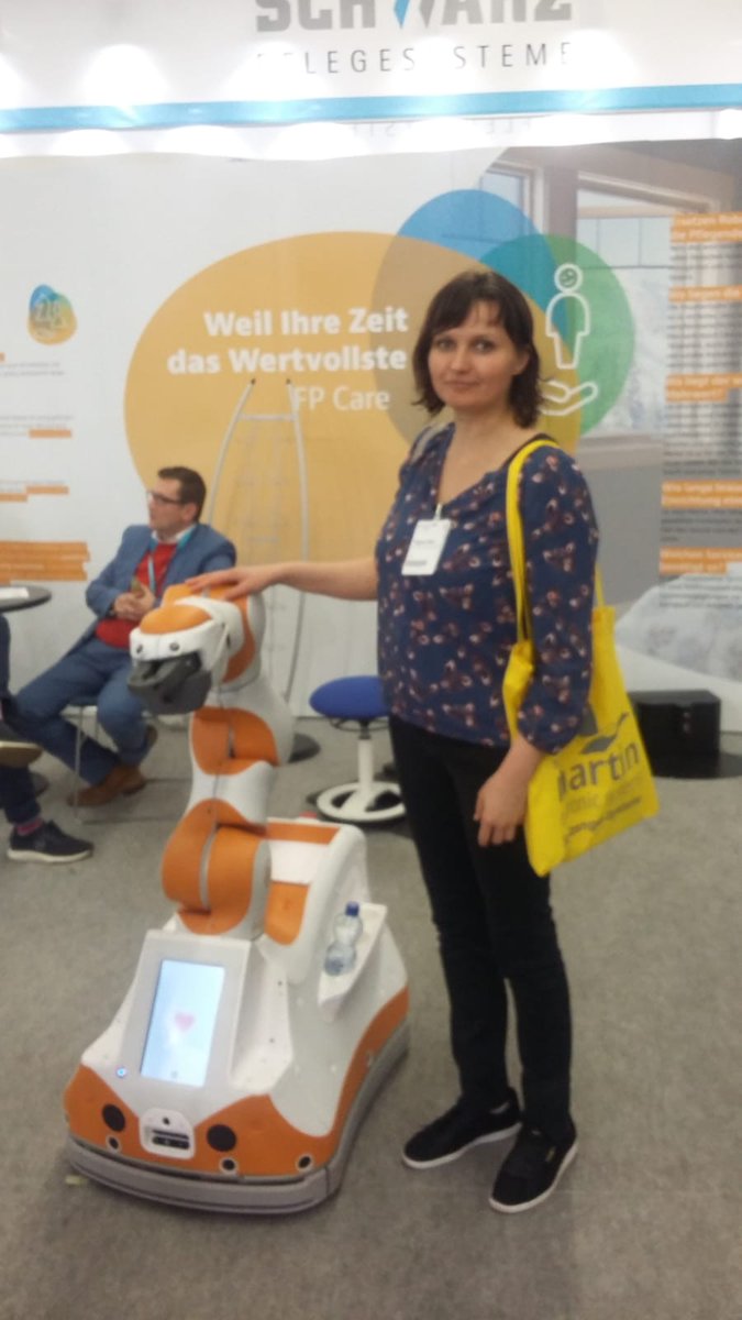 AmbuCareDE's tweet photo. Neben unserem Netzwerkmitglied #docsinclouds ( @czaplik ) hat auch unsere Netzwerkmanagerin Tatjana Ebers die Altenpflege Messe in Nürnberg letzte Woche besucht. Hier traf sie unter anderem auf einen kleinen Kollegen namens Lio, der persönliche Pflegeroboter von @FPRoboticsAG  :) https://t.co/jOTXnXFhvT