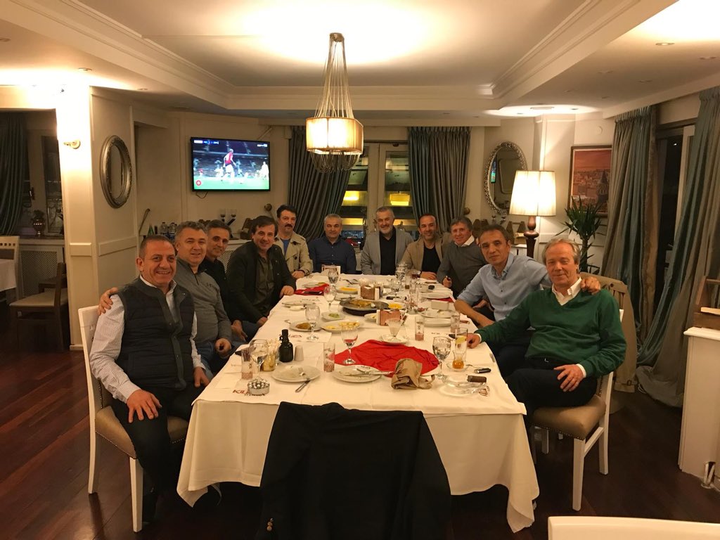 Dostluk gözyaşı degilki akıp gitsin.Mevsim değil ki zamanla bitsin.Heves değil ki gelip geçsin.Dostluk Sonsuzluktur!