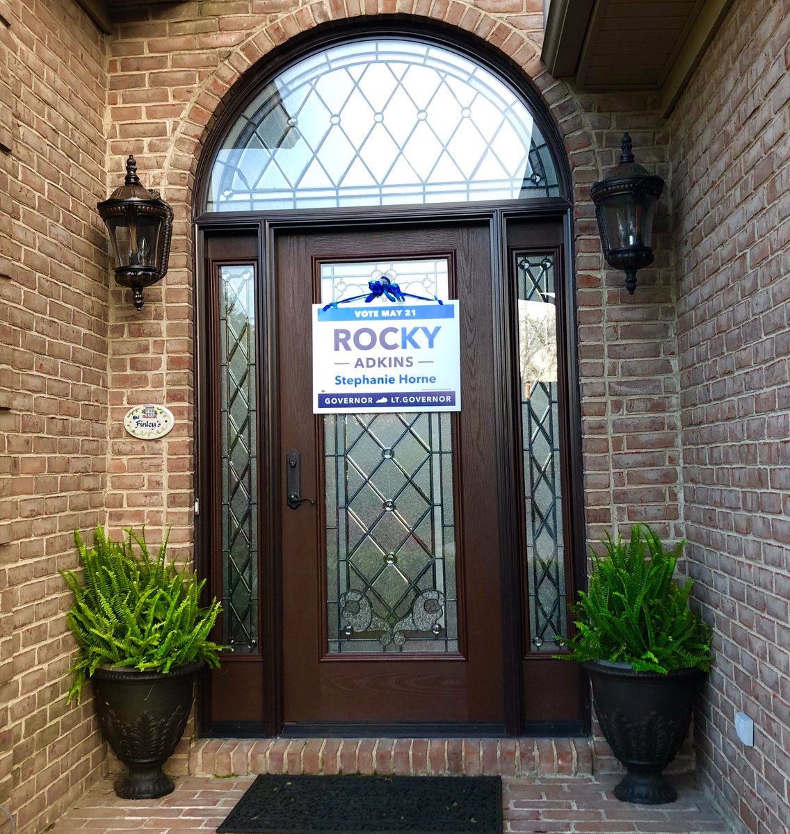 StephHorne's tweet photo. Live in a subdivision with deed restrictions that prevent yard signs? An educator in Fayette County came up with a creative way to display her @RockyForKy Rocky Adkins for Governor yard sign! #WeareKY #NoBevin #rockyforKYGov https://t.co/7Zrq9ki0bW