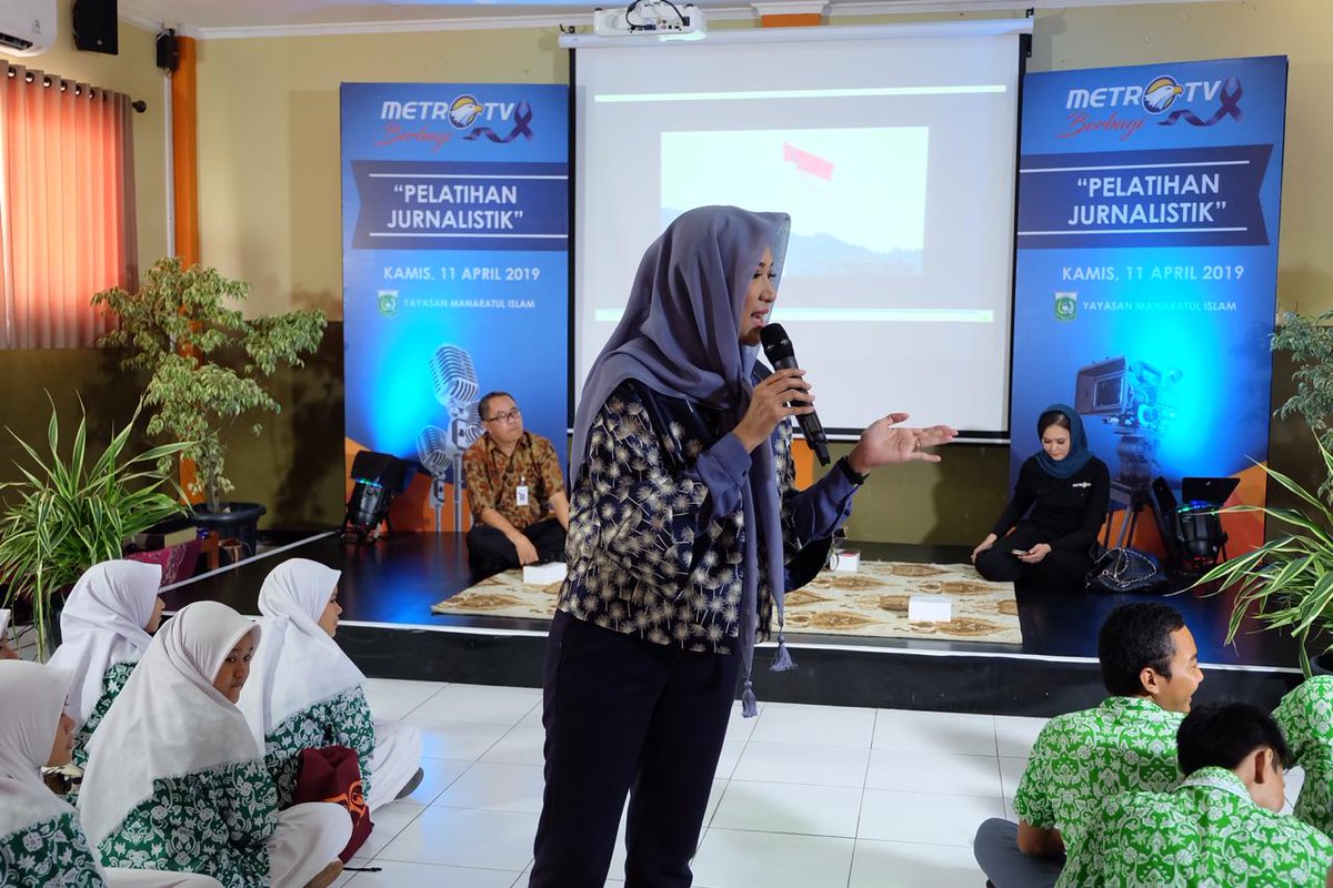Jakarta (11/4) Metro TV menyelenggarakan kegiatan #MetroTVBerbagi di Yayasan Pendidikan Manaratul Islam sebagai salah satu bentuk CSR dalam bidang pendidikan. Kegiatan ini diikuti oleh siswa/i tingkat tsanawiyah dan aliyah dari Pondok Pesantren Miftahul Ulum. #InfoPRMetroTV