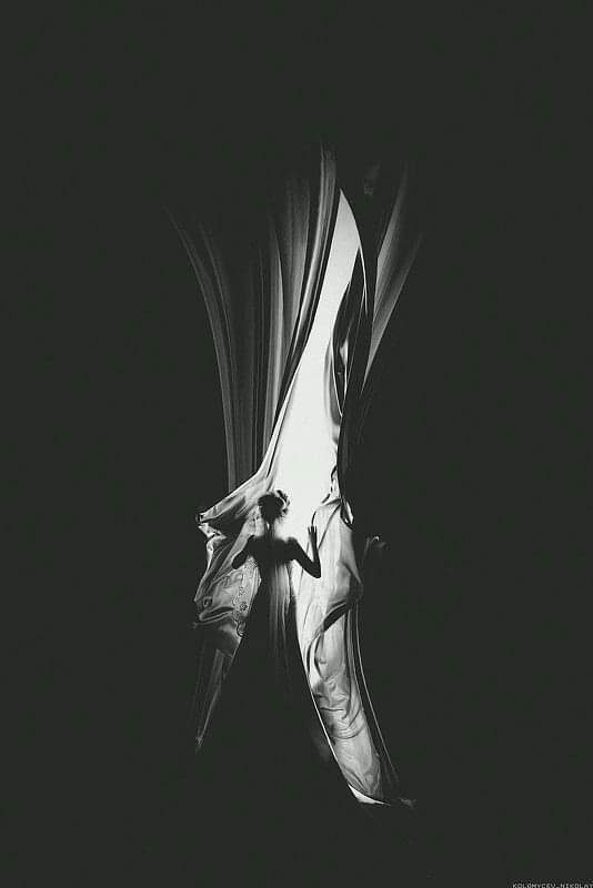 يامن هواه اعزه واذلني
كيف السبيل الى وصالك دلني

أنت الذي حلفتني وحلفت لي
وحلفت إنك لا تخون فخنتني

و حلفت إنك لا تميل مع الهوي
أين اليمين وأين ماعاهدتني

وتركتني حيران صبّا هائما
أرعى النجوم وأنت في نوم هني

عاهدتني ألا تميل عن الهوى
وحلفت لي يا غصن ألا تنثني