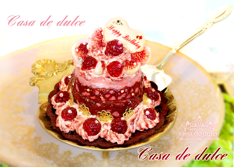 casadedulce's tweet photo. ★オーダーメイドオブジェ★
『イチジクとラズベリー乗せチョコレートケーキ🍫』
ハートのホワイトチョコに「Happy Birthday」のメッセージ入り☆
周りにはスワロフスキーを散りばめたチョコソースのレースをお飾りしました♪

#HappyBirthday  #フェイクスイーツ  #ハンドメイド https://t.co/dnj3hHLmNp