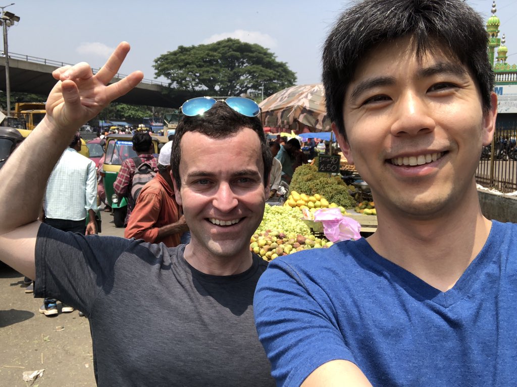 rbzhu's tweet image. Exploring Bengaluru city market with @undef_obj before #graphqlasia. This is my first trip to India and I’m loving it