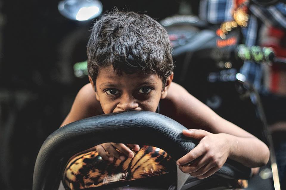HumansOfBombay's tweet image. "Father makes tea for everyone here at Dhobi Ghat, so when he leaves early in the morning he gets me here with him."
"And what do you want to do?"
"Sleep!"
#chilllife #onlysleep #sleepisbae #wheresmybed #cute #innocent