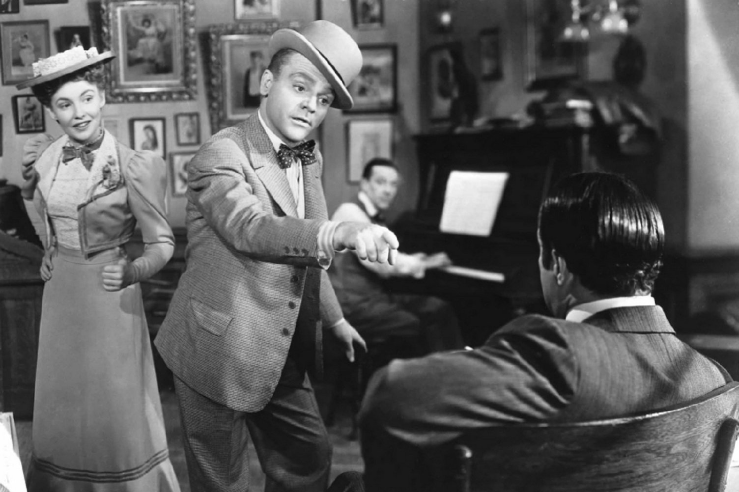 Nave ハンガリー出身のハリウッドの映画監督マイケル カーティス 18 1962 は今日4月11日が忌日 監督した傑作 ヤンキー ドゥードゥル ダンディ 42 T Co U38f439jfx 破局 50 T Co Ammshy2did The Scarlet Hour 56