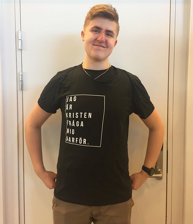 NyGeneration's tweet photo. JAG ÄR KRISTEN- FRÅGA MIG VARFÖR
”Jag är kristen för att jag känner en kärlek som jag inte hittat någon annanstans. Jag kan luta mig mot Gud som aldrig sviker” - Jakob, gruppledare på Dragonskolan i Umeå.
På Din skolgrupp-fliken hittar du tips på hur du … https://t.co/k9hJ21COav https://t.co/6PnaZwHOP4