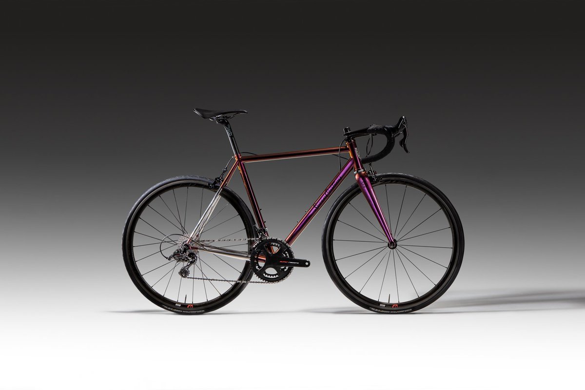 simoneldon's tweet image. Side view of the Izoard RR custom build I shot in the studio for Andy at @spooncustoms. Love the flip paint, awesome finish by WM Paintworks. Check out the custom polished XCR rear triangle. Sweet. Read the full story today on @cycleexif
cycleexif.com/mick-spoon-cus…
#cycling