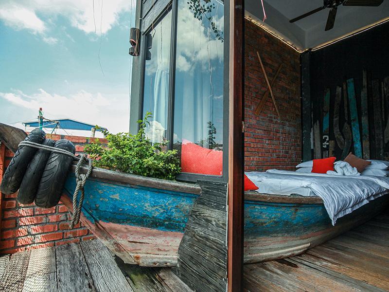 #Recycling zum Einschlafen. Ein ausgedientes Fischerboot dient diesem #Hotel in #Malaysia als ausgefallenes Gästebett. Für Bootspartien ohne Seekrankheit. Vorbildlich, oder?!  bit.ly/2Idht5R