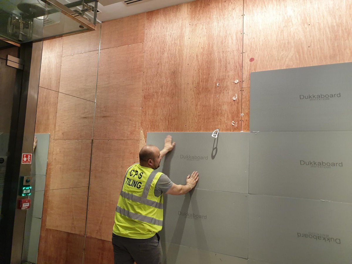 dukkaboard's tweet image. Weekend work at Hanover Square London by @CPSTilingLtd. 
10mm Dukkaboard Original-Panel screwed and glued. 1200x2400mm book matched porcelain tiles fixed using Raimondi Rai-Fix Mechanical Fixing System and @pythonadhesives GT Adhesive. All completed in 24 hours! 
#tiling #JobDone