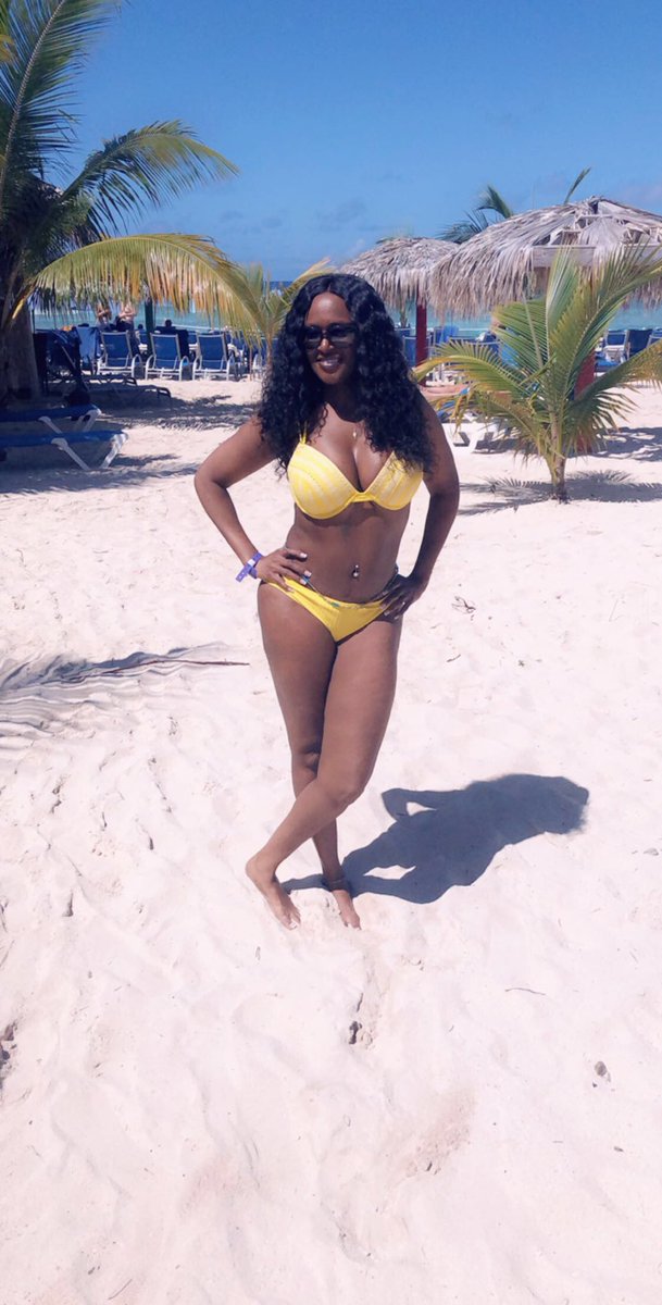 Chyne_the_model's tweet photo. When life throws you lemons...make a. Make a bikini💛 #bikini #beachchick #beachlife #model #actress #melaninpoppin #ebonyfashion #topmodel #FolloMe #follobackinstantly #beauty #beautifulday https://t.co/QveCrDOZEP