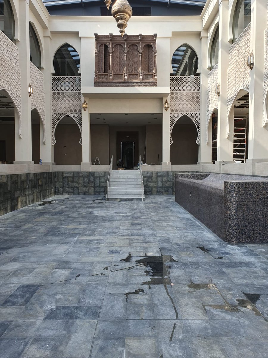 De #tegels liggen erin. Vandaag is het zwembad gevuld met water. Altijd weer een mooi moment....