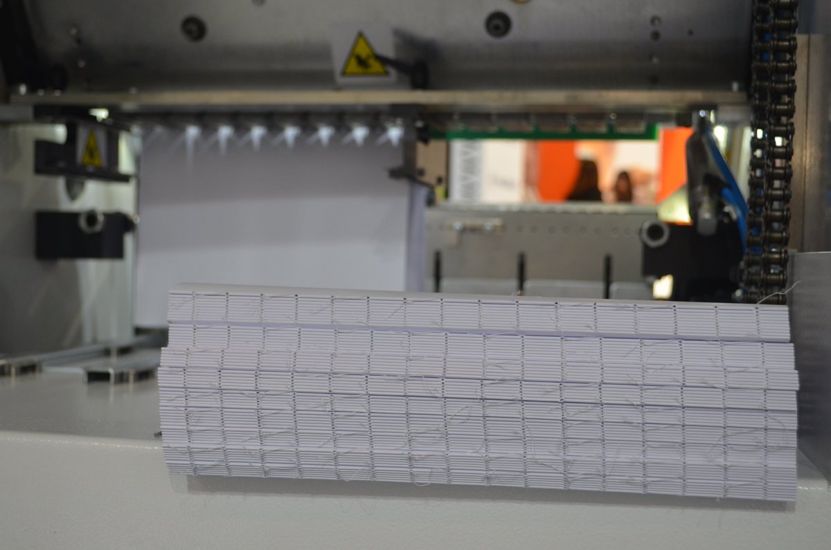 eymgrafica's tweet photo. Se acerca #SantJordi en #Barcelona. Así que os queremos mostrar la nueva #cosedora DX 50 de #Smyth. Fue un #éxito en @graphispag2019. Permite convertir hojas planas impresas digitalmente en #libros y #catálogos cosidos, ordenados por secciones y con corte automático de hilos. https://t.co/JG5q13Kr0R
