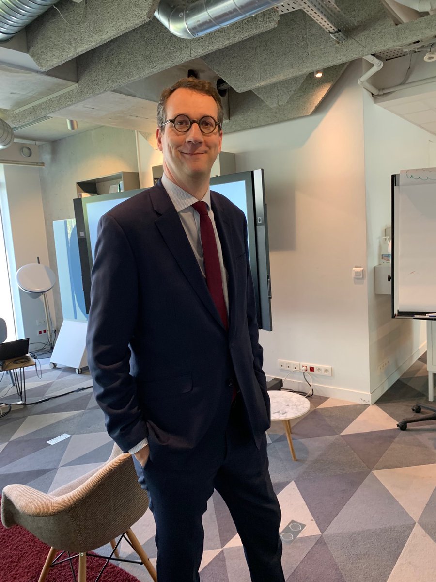 Watch ⁦<a href="/EmmanuelTZ/">Emmanuel Touzeau</a>⁩ with a tie in Matignon... escaping Chatillon... is it the end of the world ??