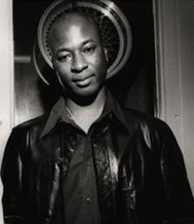 RICHARD DARBYSHIRE track WHEREVER LOVE IS FOUND was remixed by JULIAN JONAH in 1993.

Julian later reused the same rhythm track as the basis for further releases under the aliases TYANDA (Get A Rush), NU-BIRTH (Anytime) &amp; GANT (All Night Long)

#UKgarage

youtu.be/Wxv7kpQlE0s