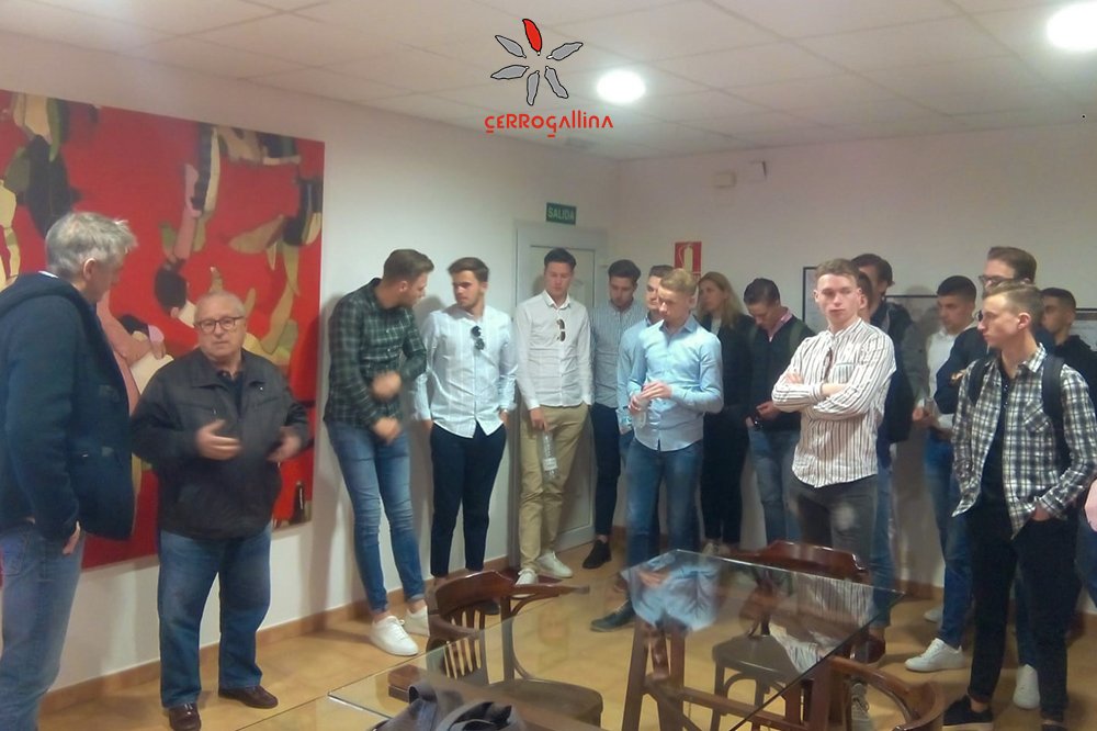 cerrogallina's tweet photo. ▶ Recibimos la visita de un grupo de estudiantes universitarios de empresariales de Holanda. Conocieron nuestra bodega, el proceso de producción de nuestros vinos y realizamos una cata comentada de ellos.

¡Muchas gracias por la visita y suerte en vuestros futuros proyectos! https://t.co/QJDBOoLvdP